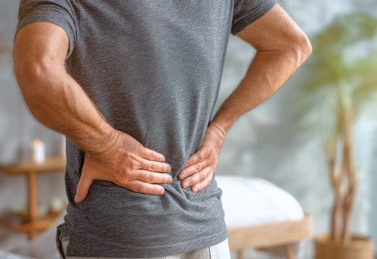 Douleur dans le bas du dos : Causes, symptômes et solutions naturelles
